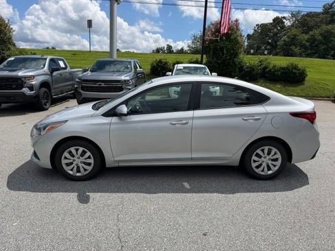 Used 2022 Hyundai Accent SE FWD image 2