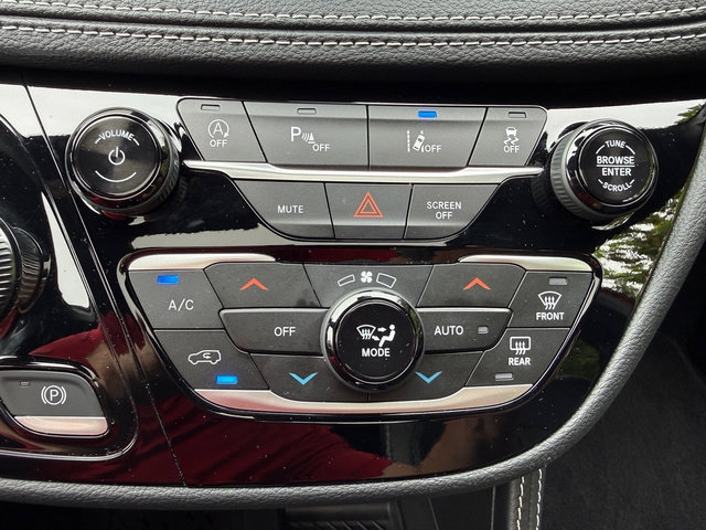 Used 2025 Chrysler Pacifica Limited FWD image 30