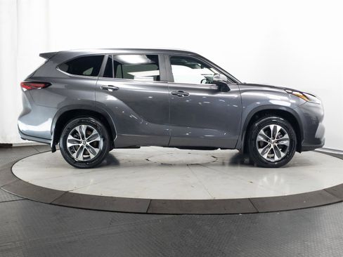 Certified 2024 Toyota Highlander XLE image 14