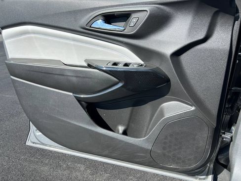 Used 2025 Chevrolet Trax LT FWD image 18