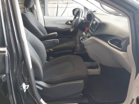Used 2020 Chrysler Voyager LX FWD image 5
