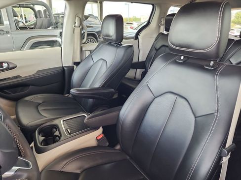 Used 2024 Chrysler Pacifica Touring-L FWD image 16