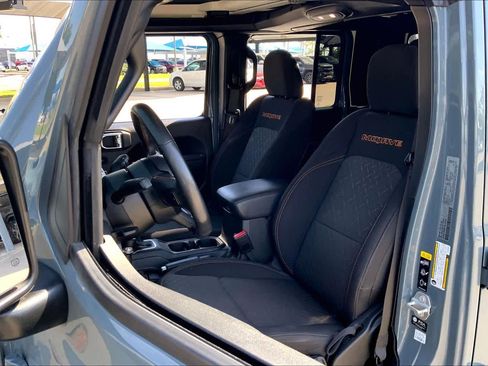 Used 2024 Jeep Gladiator Mojave w/ Technology Group AWD/4WD image 8