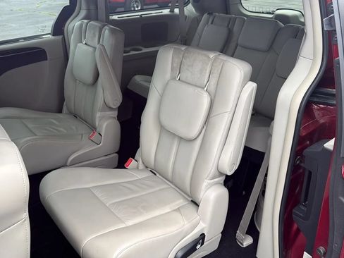 Used 2014 Chrysler Town & Country Limited w/ Luxury Group FWD image 23