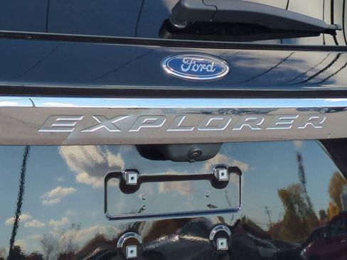Used 2022 Ford Explorer Limited w/ Equipment Group 301A image 12