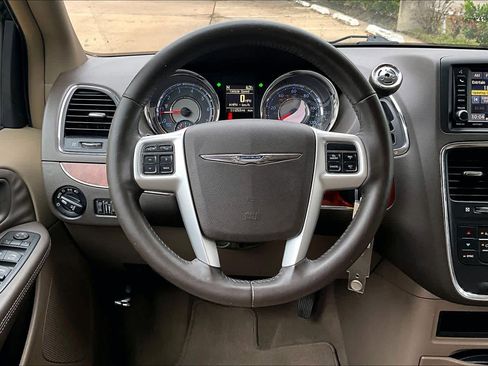 Used 2016 Chrysler Town & Country Touring image 6