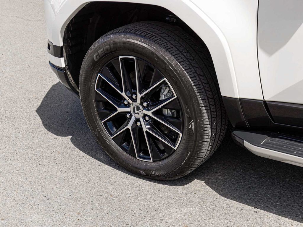 Used 2024 Lexus GX 550 w/ Accessory Package (31) AWD/4WD image 7