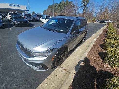 Used 2022 Volkswagen Tiguan SE R-Line image 4