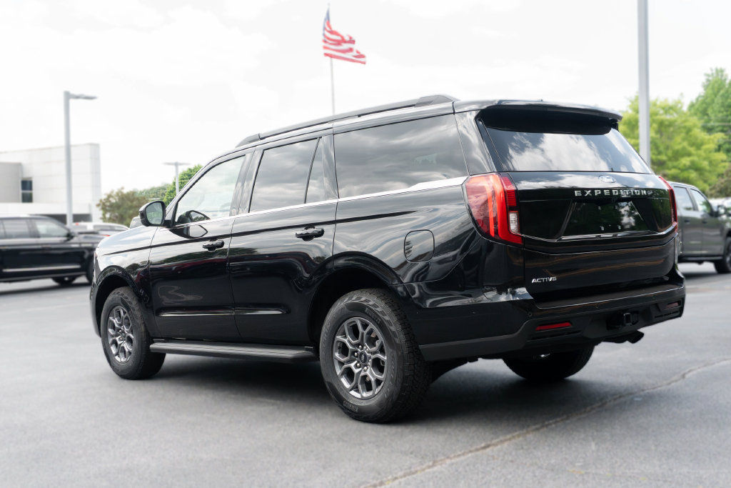 Used 2025 Ford Expedition Active RWD image 5