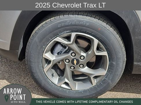 Used 2025 Chevrolet Trax LT FWD image 16