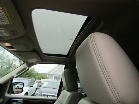 Used 2016 Lincoln Navigator L Select image 31