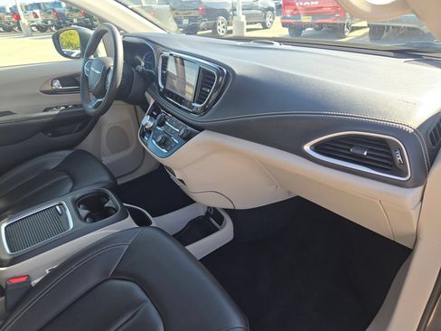 Used 2023 Chrysler Pacifica Touring-L FWD image 26