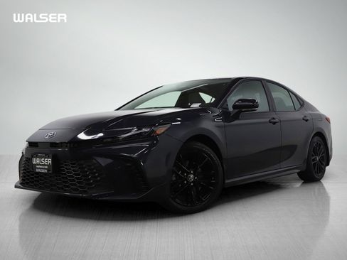 Used 2025 Toyota Camry SE image 1