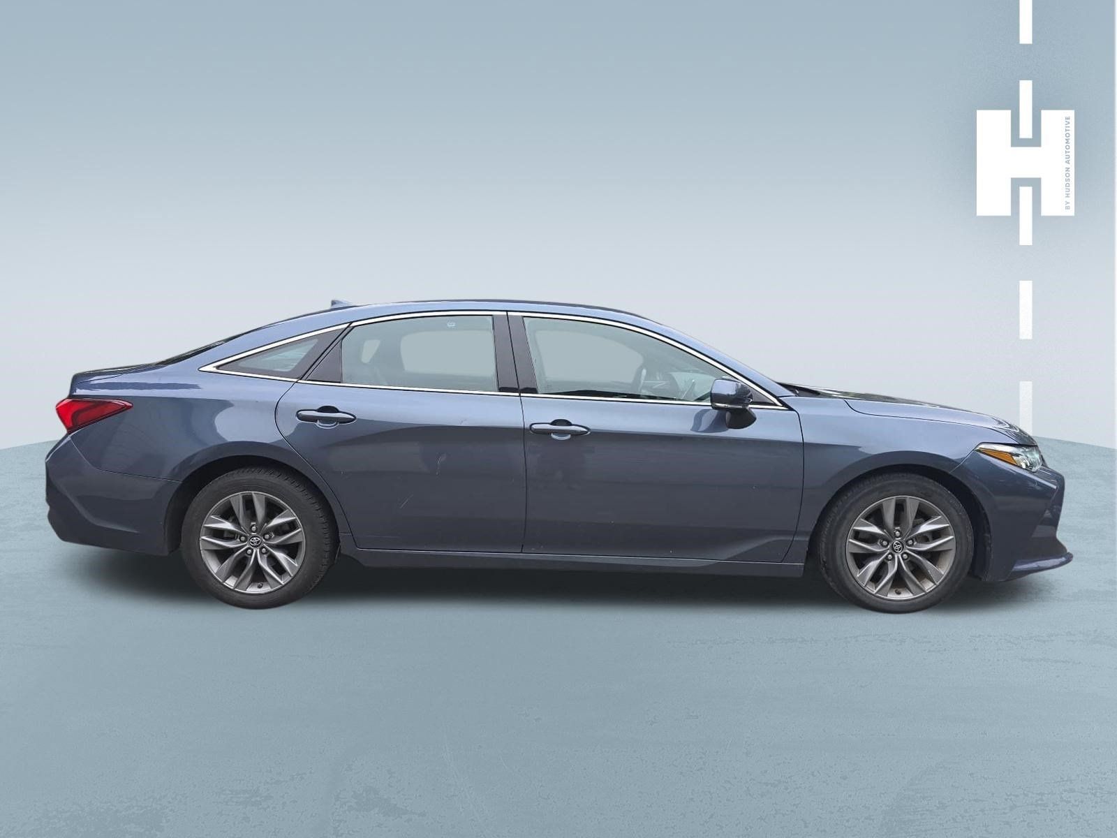 Used 2019 Toyota Avalon XLE w/ Moonroof Package FWD image 3