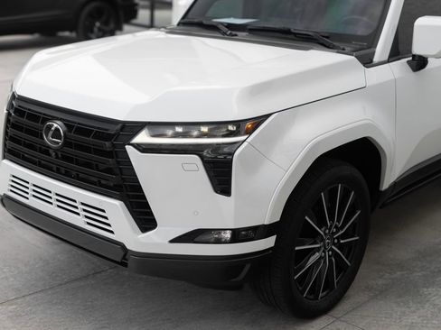 Used 2024 Lexus GX 550 w/ Accessory Package (31) image 9