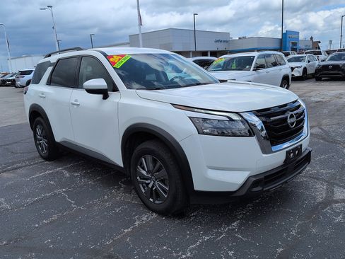 Used 2024 Nissan Pathfinder SV FWD image 1