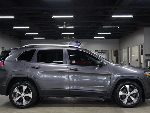 Used 2019 Jeep Cherokee Limited w/ Technology Group FWD image 6