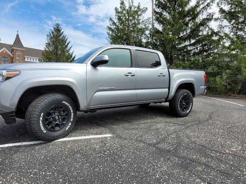 Used 2020 Toyota Tacoma SR5 AWD/4WD image 3