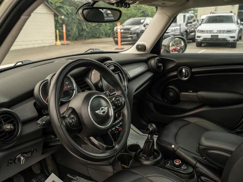 Used 2018 MINI Cooper 4-Door Hardtop w/ Premium Package FWD image 6