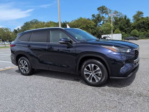 Used 2022 Toyota Highlander XLE FWD image 2