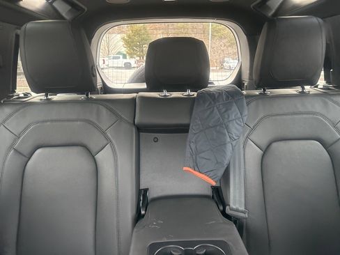 Used 2024 Land Rover Defender 110 SE image 5