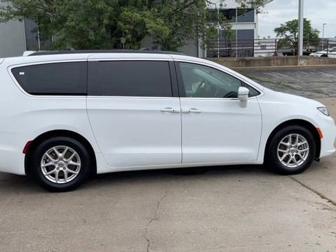 Used 2022 Chrysler Pacifica Touring-L FWD image 9