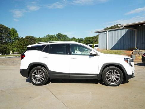 Used 2024 GMC Terrain SLT image 3