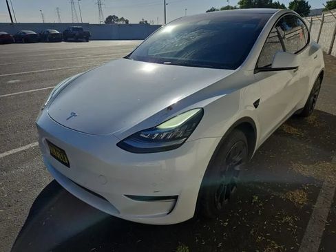 Used 2022 Tesla Model Y Long Range AWD/4WD image 2