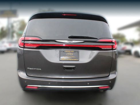 Used 2023 Chrysler Pacifica Touring-L image 4