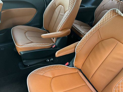 New 2026 Chrysler Pacifica Pinnacle image 9