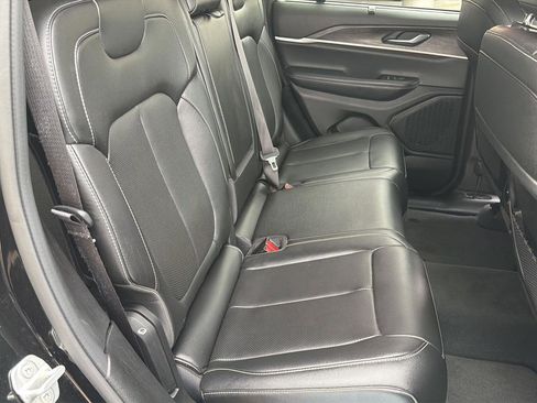 Used 2023 Jeep Grand Cherokee Limited w/ Luxury Tech Group II image 19