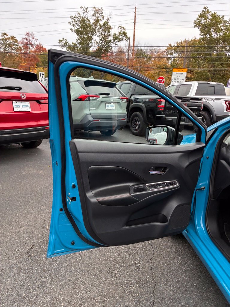 Used 2025 Nissan Versa SR FWD image 26