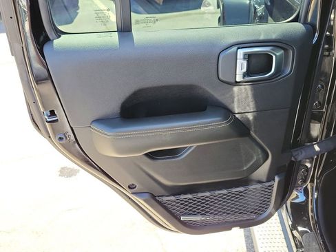 Used 2025 Jeep Wrangler Sahara image 10