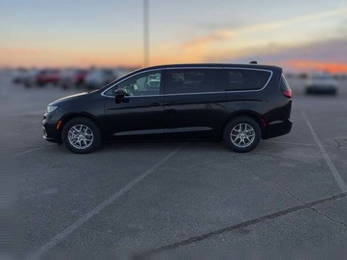 New 2026 Chrysler Pacifica Select image 6