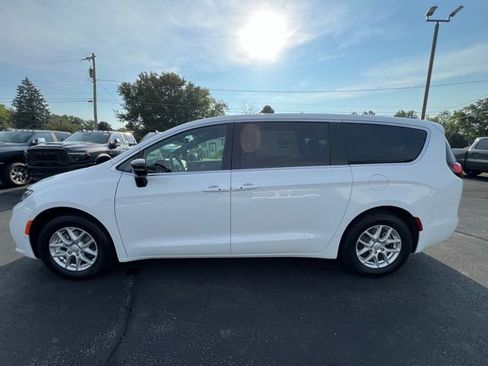 New 2026 Chrysler Pacifica Select FWD image 24