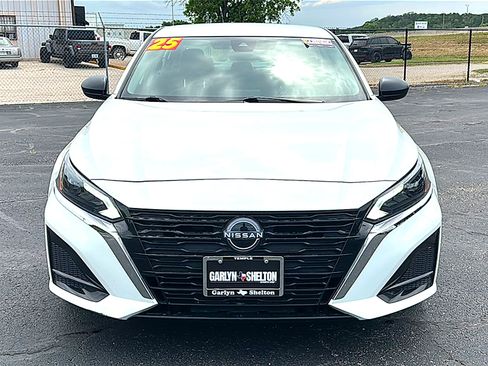 Used 2025 Nissan Altima 2.5 SV FWD image 11