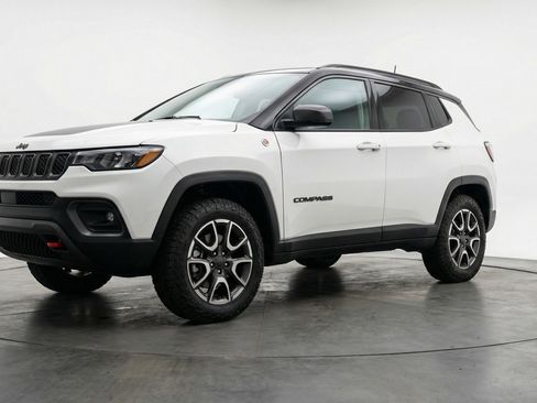 Used 2025 Jeep Compass Trailhawk image 3