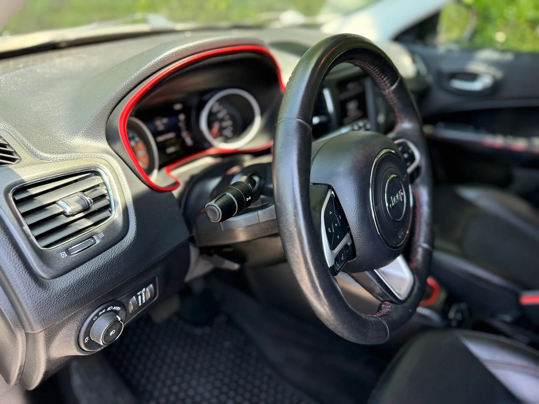 Used 2019 Jeep Compass Trailhawk w/ Cold Weather Group AWD/4WD image 40