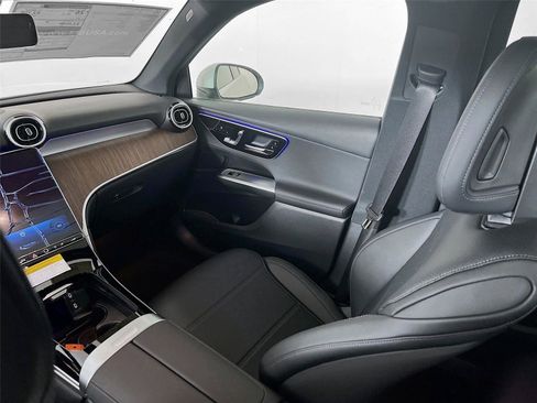 Used 2025 Mercedes-Benz GLC 300 4MATIC image 19