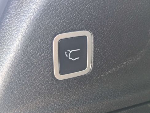 Used 2022 Chrysler Pacifica Limited w/ Uconnect Theater Family Group FWD image 13