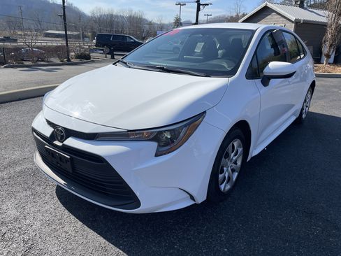 Used 2025 Toyota Corolla LE image 3