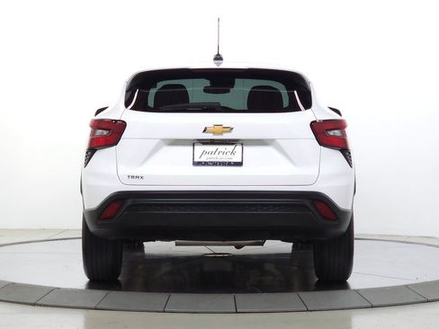Used 2024 Chevrolet Trax LS w/ LS Convenience Package FWD image 7