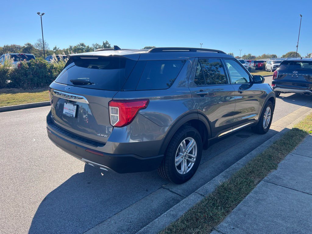 Used 2022 Ford Explorer XLT w/ Equipment Group 202A AWD/4WD image 3