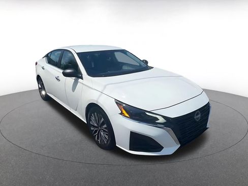Used 2025 Nissan Altima 2.5 SV FWD image 3