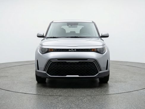 Used 2025 Kia Soul LX w/ LX Technology Package FWD image 2