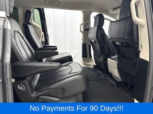Used 2024 Chrysler Pacifica Touring-L FWD image 31