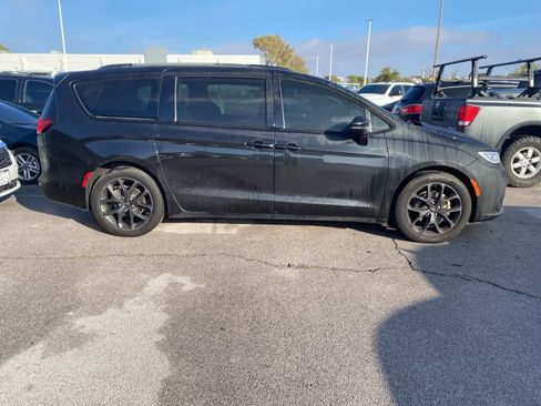 Used 2021 Chrysler Pacifica Touring w/ S Appearance Package image 4