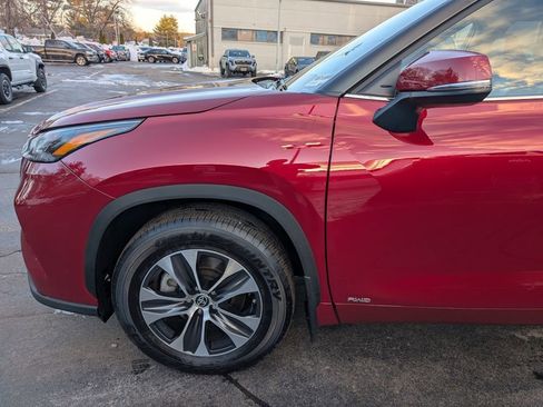 Certified 2025 Toyota Highlander XLE image 2