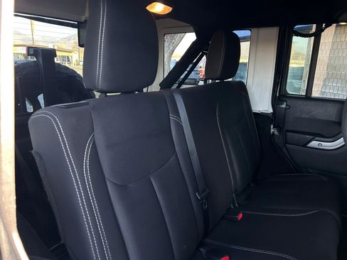 Used 2018 Jeep Wrangler Unlimited Sahara w/ Connectivity Group image 22