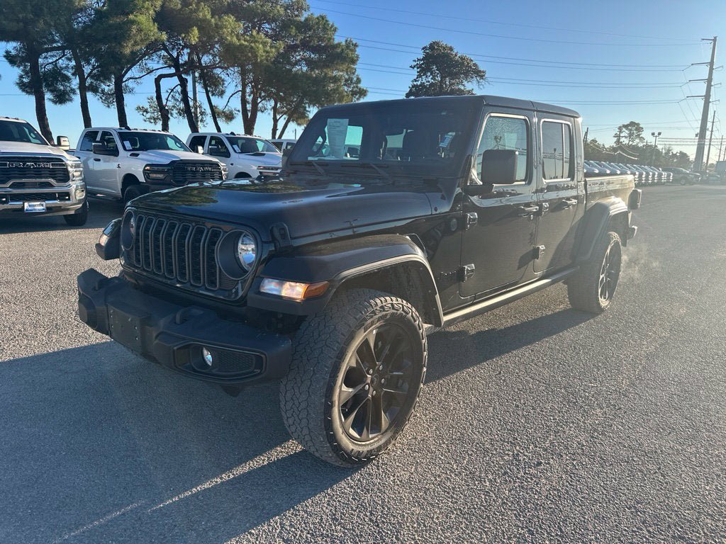 Used 2025 Jeep Gladiator Sport AWD/4WD image 1